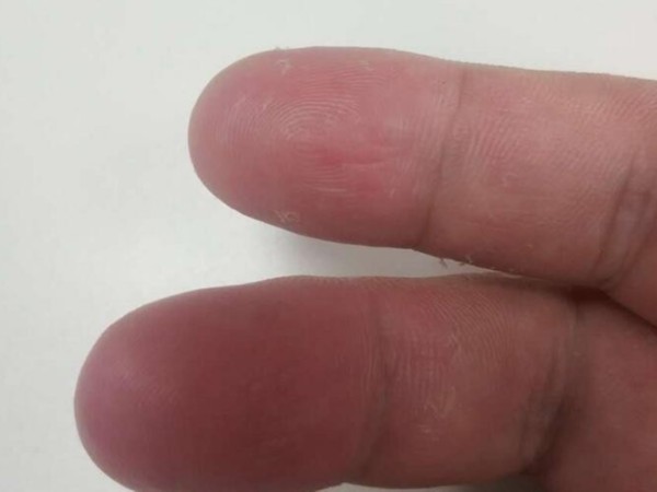 按了十多次指纹，终于打开了门，该换智能锁了啊